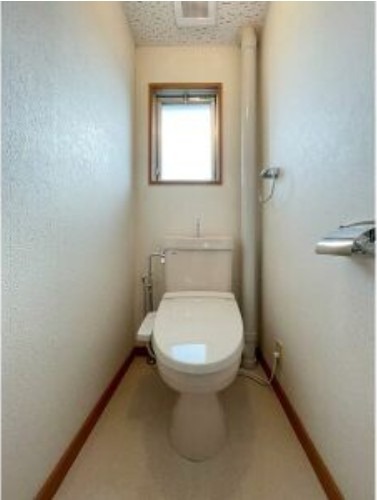 窓付きのトイレです