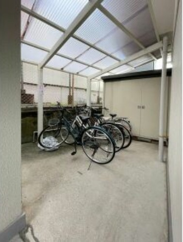 屋根付きの駐輪場があります
