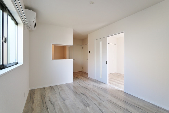 光が差し込む明るい室内です