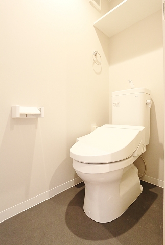 収納棚付きで清潔感あるトイレです