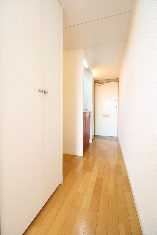 廊下に収納がございます。