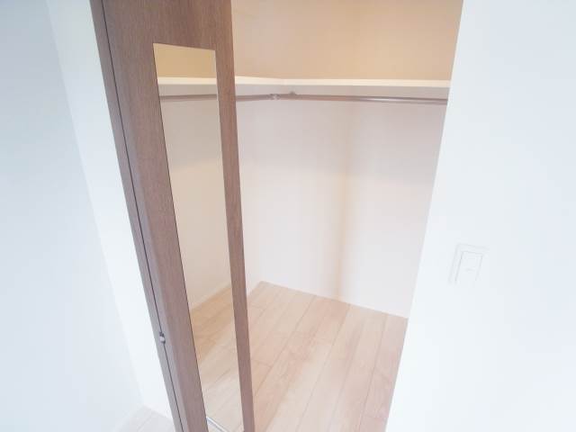 約2帖ウォークインクローゼットです