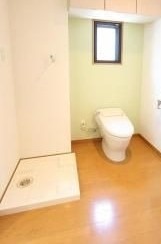 もちろん洗濯機置場は室内です。