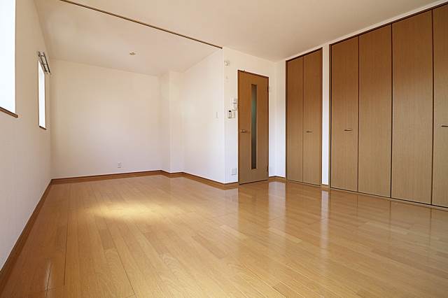 2面採光で日中は明るいですね。