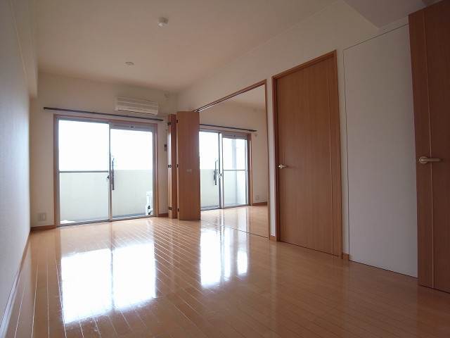 窓が大きく明るいお部屋です