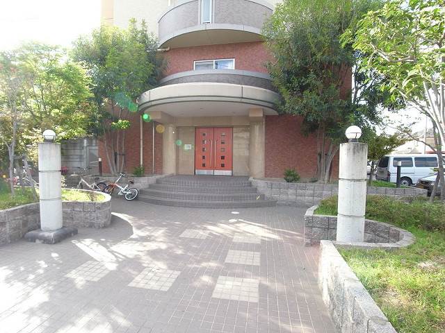 立派なエントランスですね