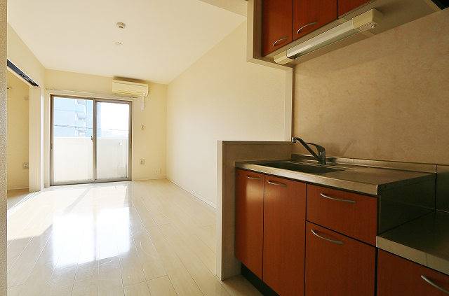 白基調の明るいお部屋です