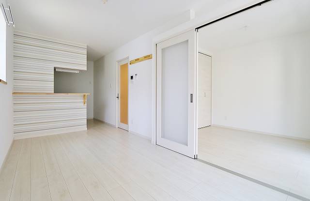 広々リビングでゆっくりお過ごしください