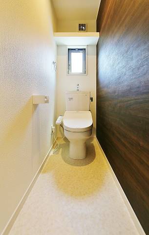 窓が有って清潔感のあるお手洗いです