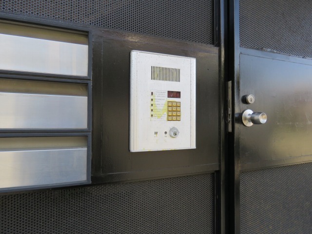 オートロックの入り口で安心です