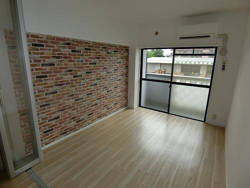 こちらは寝室にぴったちの洋室です