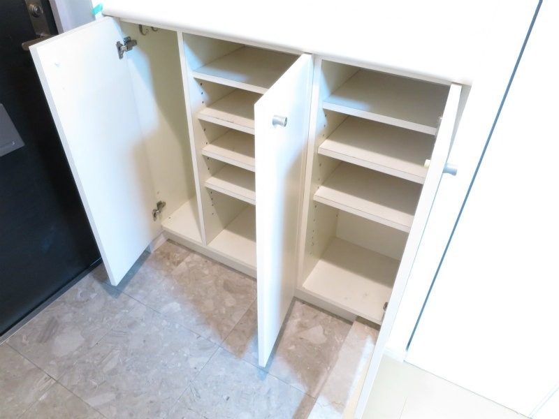 玄関収納完備。