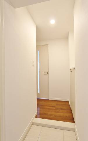 白を基調とした明るい玄関です