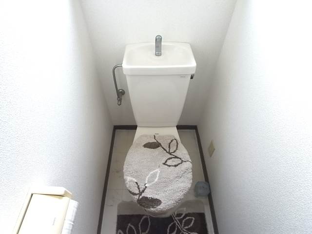 トイレは窓付きで清潔感も保てます