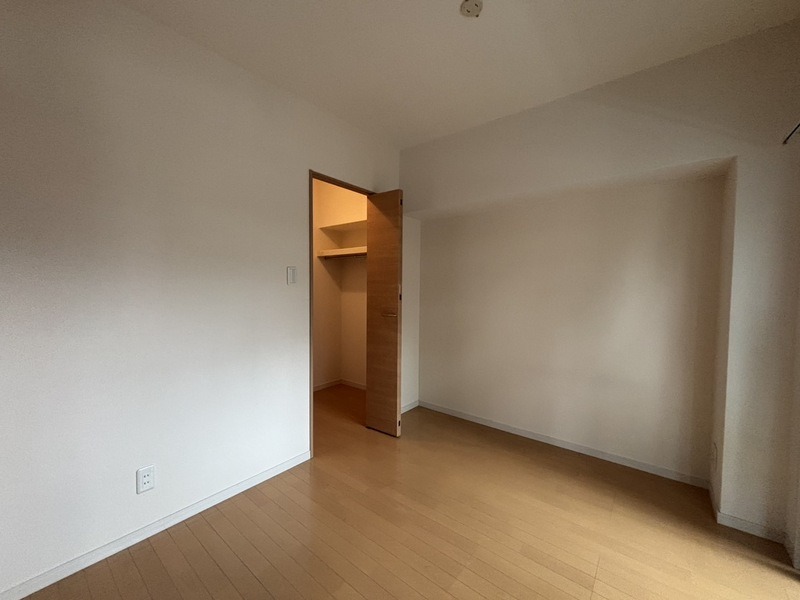 こちらは寝室にぴったりの洋室です