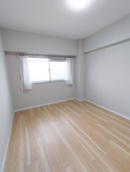 こちらは寝室にぴったりの洋室です