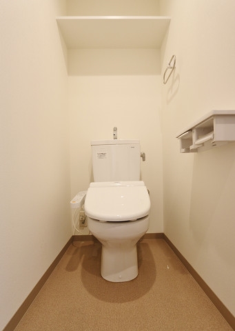 白を貴重としたきれいなトイレですね