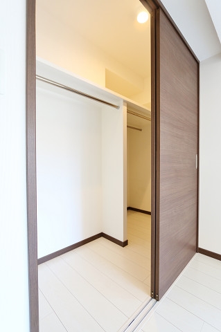 奥行きたっぷりの収納です。たくさん入りますよ