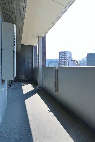 ワイドで日当り良好なバルコニー。