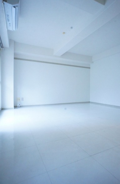 洋室の別角度となっております。