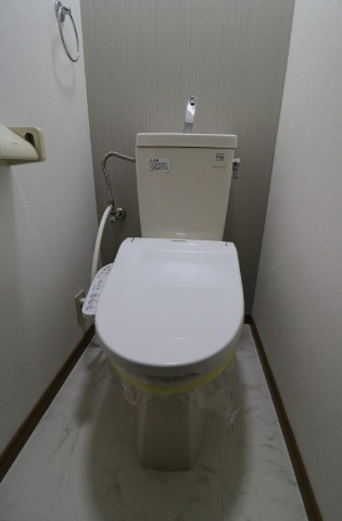 温水洗浄便座完備です。