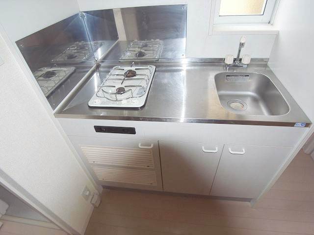 窓付きで光が差し込むキッチン