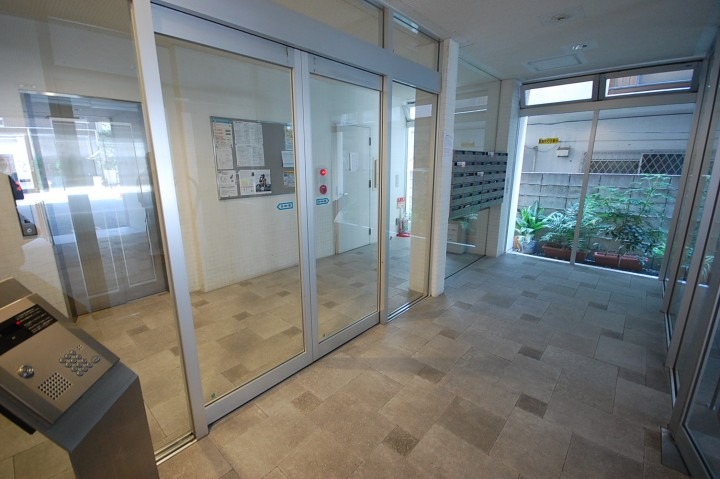 エントランスはセキュリティもあって安心ですね。