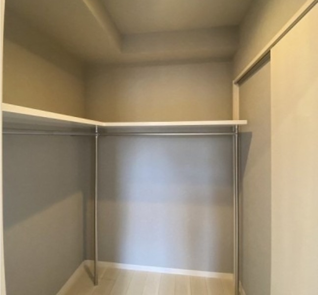 かさばりやすいお洋服もたっぷり収納可能です