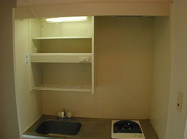 キッチン上に収納スペースございます。