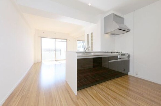 ２口コンロにグリル付きのシステムキッチンで料理もはかどります