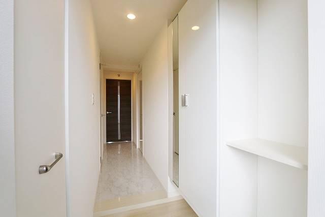 玄関に全身鏡が付いておりお出かけ前のチェックもバッチリ