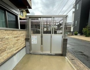 ゴミ置き場はこちらにあります。