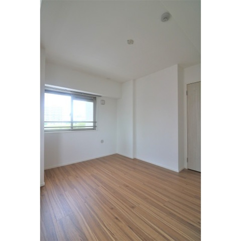 こちらは寝室にピッタリの洋室です