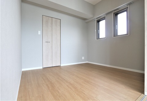 こちらは寝室にピッタリの洋室です