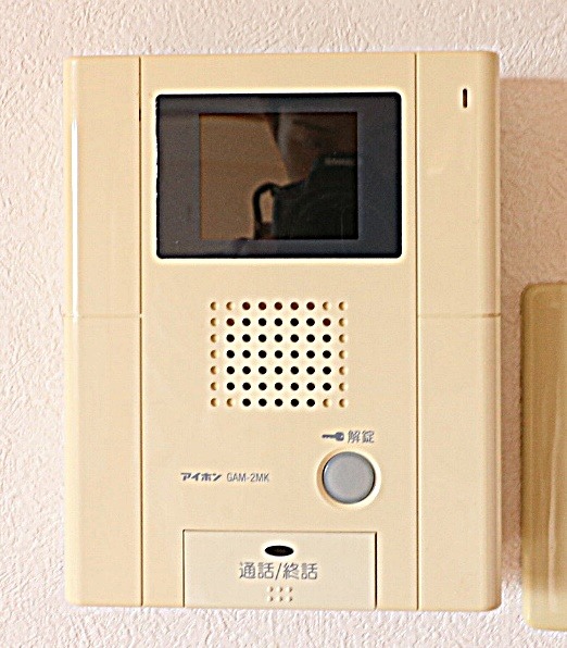 モニター付きインターホンで安心です。