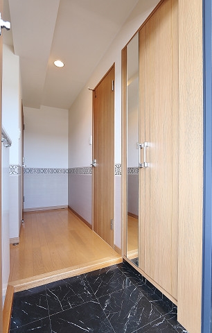 玄関は両面収納です