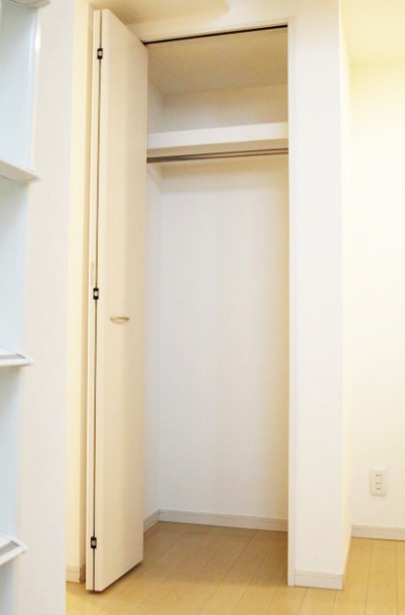 クローゼットもひとり暮らしには十分の大きさです
