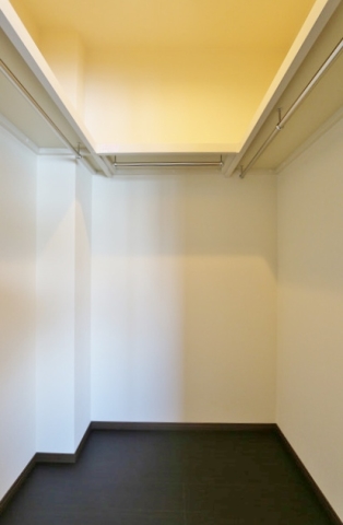 ウォークインクローゼットでおお部屋スッキリ