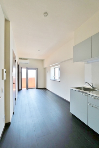 玄関側からのリビングになります