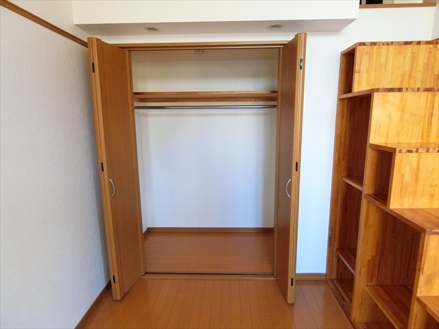 クローゼット+階段下も収納です。