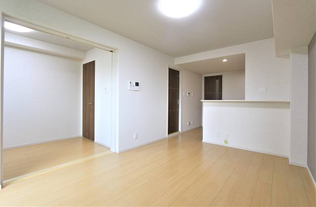 おしゃれなカウンターキッチン付きのリビングです