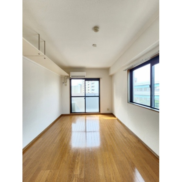 明るい洋室で日々の暮らしも明るくなりますね