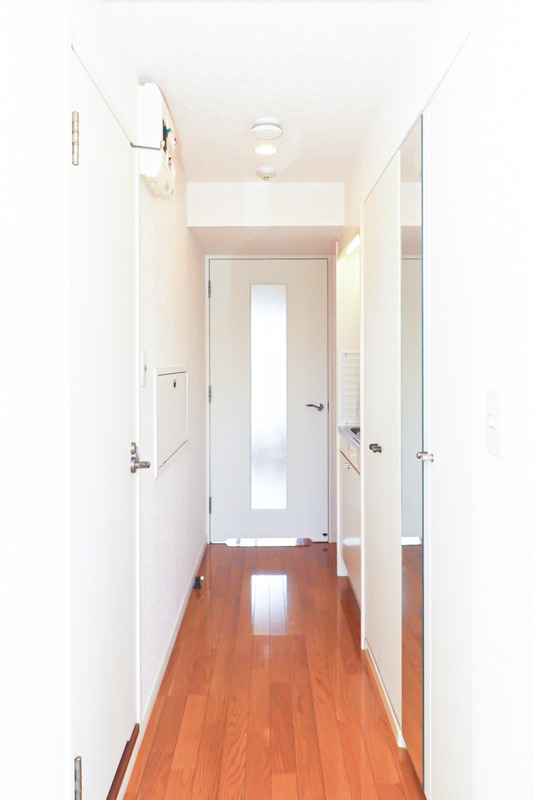 玄関には鏡がついてます