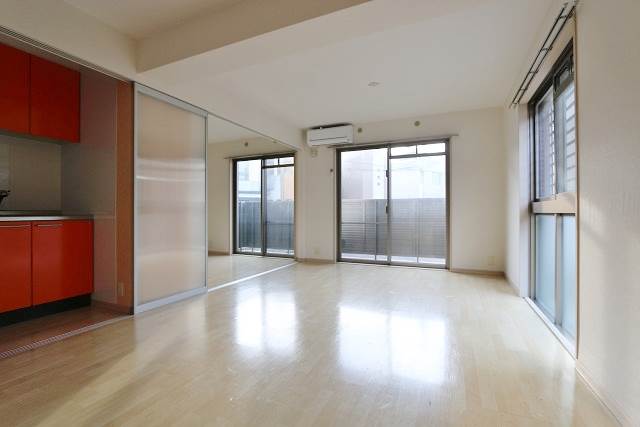 オシャレで広々11帖リビングです。2人でも十分な広さ