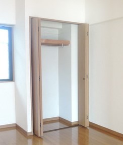 天井高のある収納になります