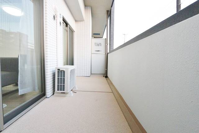 バルコニーも広々で洗濯物もたっぷり干せます