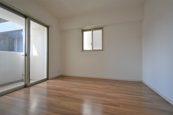 こちらは寝室にピッタリの洋室です