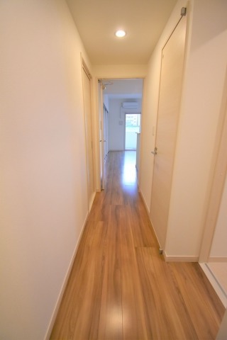 廊下も明るく気分が上がりますね