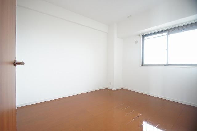 こちらは寝室にピッタリの洋室です