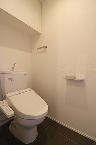 上には扉付きの物置スペースがあります